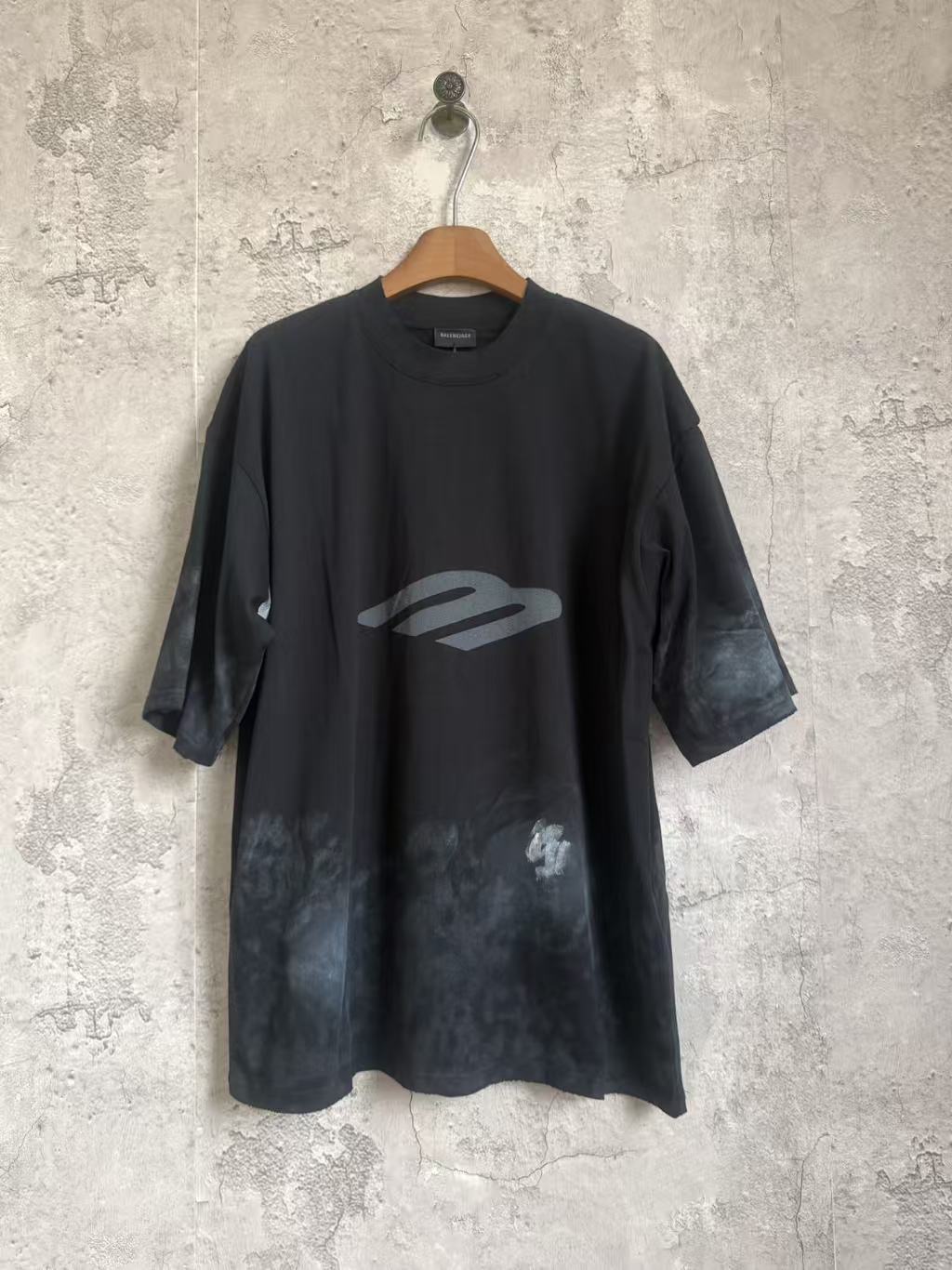 Mangas cortas pintadas a mano con gran logo M de cemento en la parte delantera y trasera P95 Talla: Xs-L Color: Negro A…