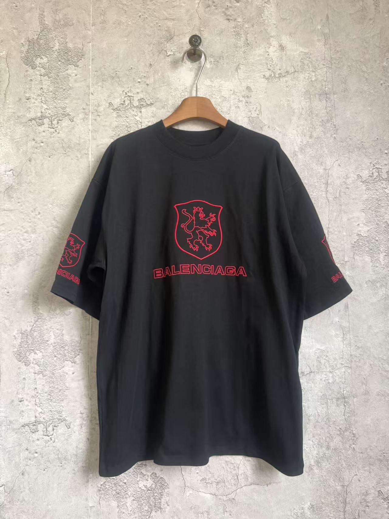 P90 de manga corta bordado con la marca compartida del Manchester United Color: Negro Talla: xs-l