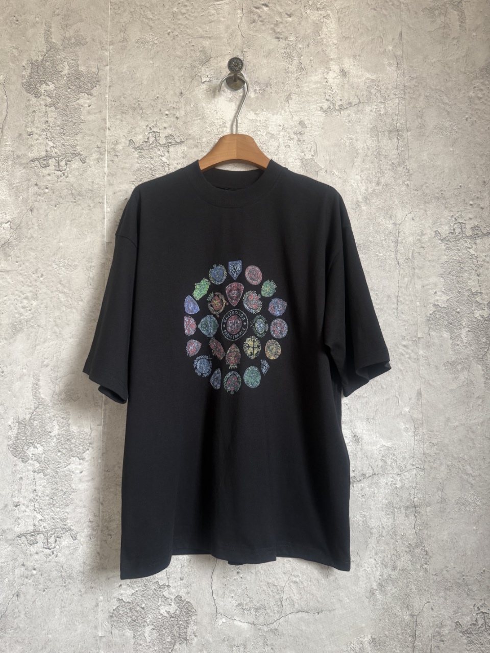 Insignia en espiral con estampado de letras Manga corta P95 Color: Negro Talla: xs-l