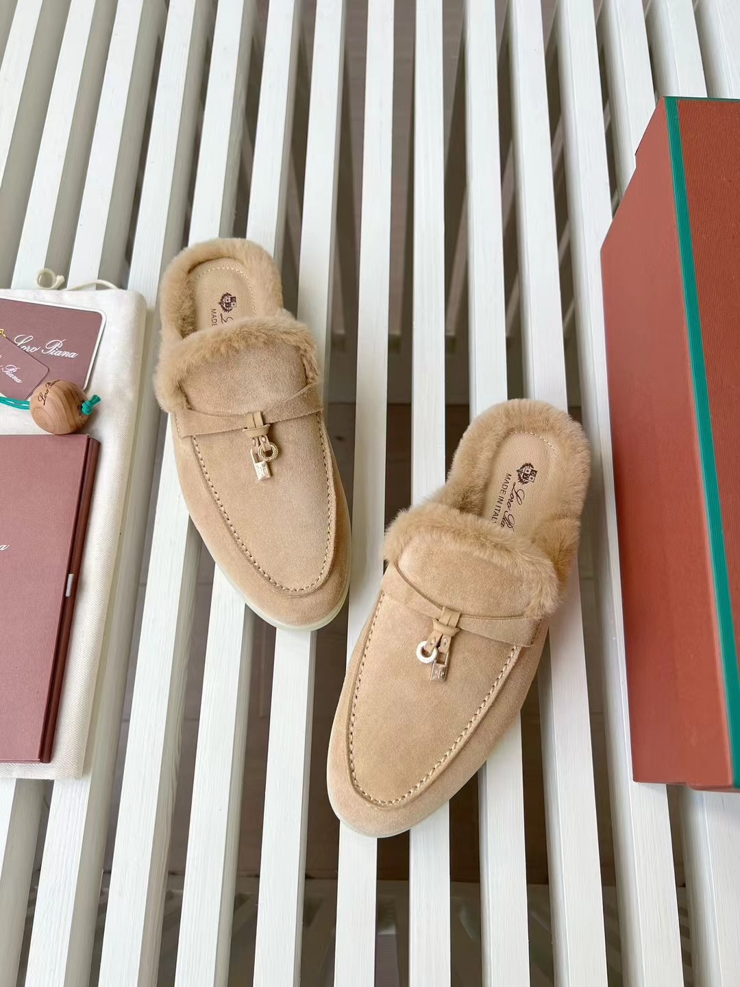 Loro Piana حذاء مفتوح من جلد الغزال الفاخر مع بطانة فرو دافئة