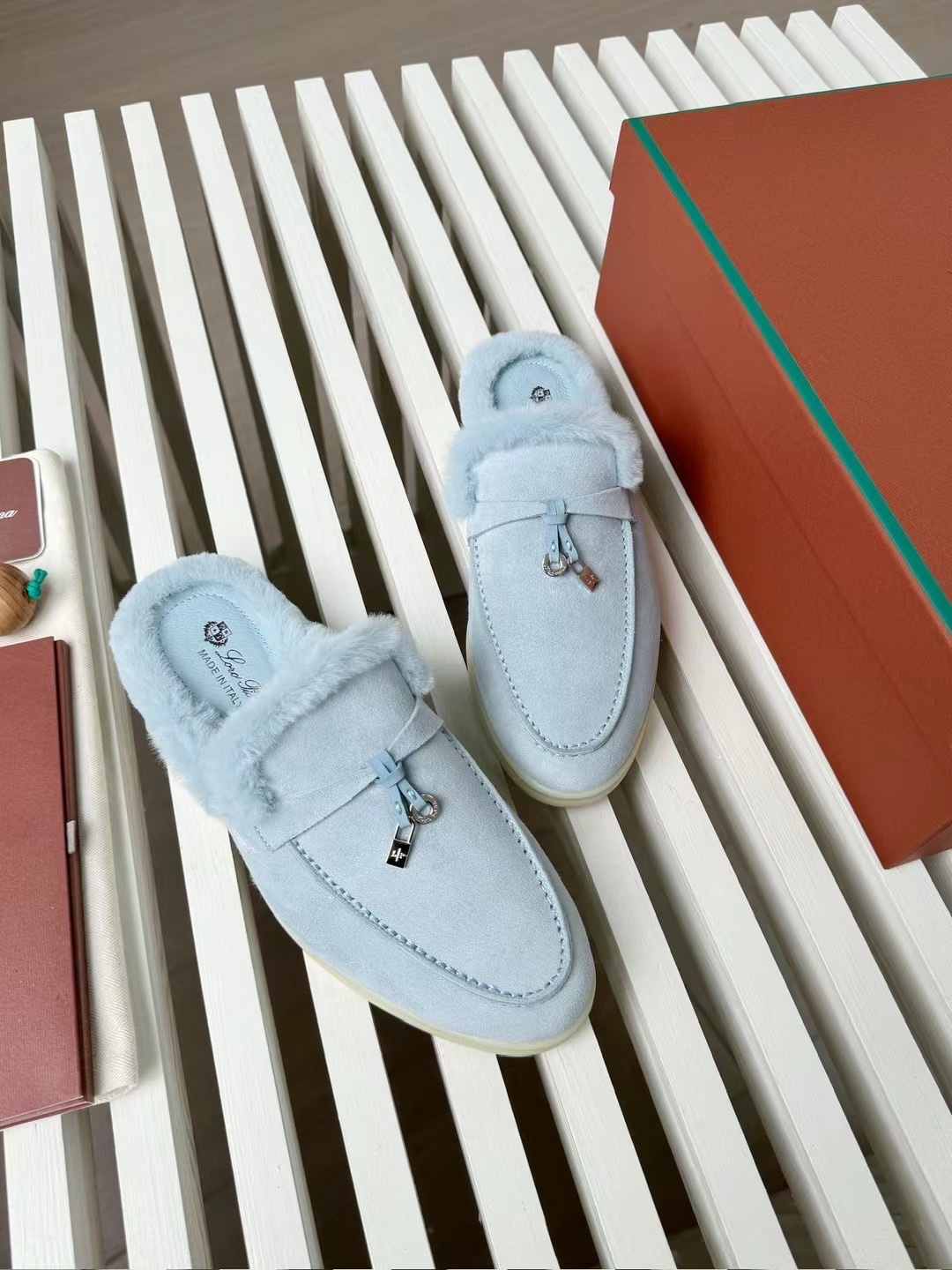 Loro Piana Mules en Daim Bleu Ciel avec Détails en Fourrure Douce - Confort Luxe
