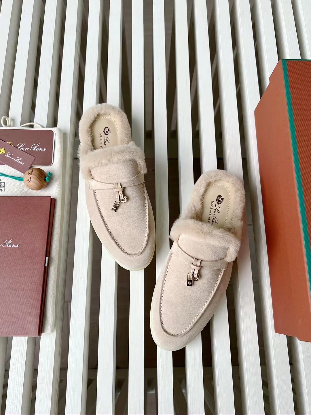 Loro Piana Zapatillas de gamuza con forro de piel para mujer, confort y estilo