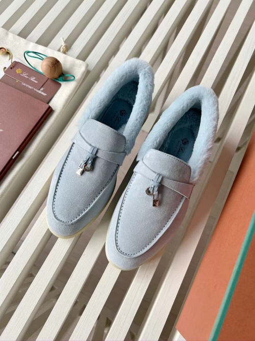Loro Piana Mocassins en daim bleu ciel avec doublure en fourrure confortable 1 Loro Piana Mocassins en daim bleu ciel avec doublure en fourrure confortable