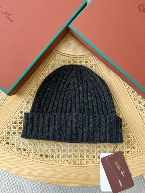 Loro Piana Luxe Grijze Kasjmier Geribbelde Beanie - Elegantie en Comfort 1 Loro Piana Luxe Grijze Kasjmier Geribbelde Beanie - Elegantie en Comfort