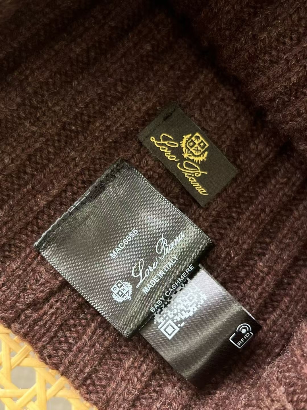Loro Piana Ribbed Cashmere Beanie Hat - Warm, Stylish, and Comfortable 7 i1732336367 384 4