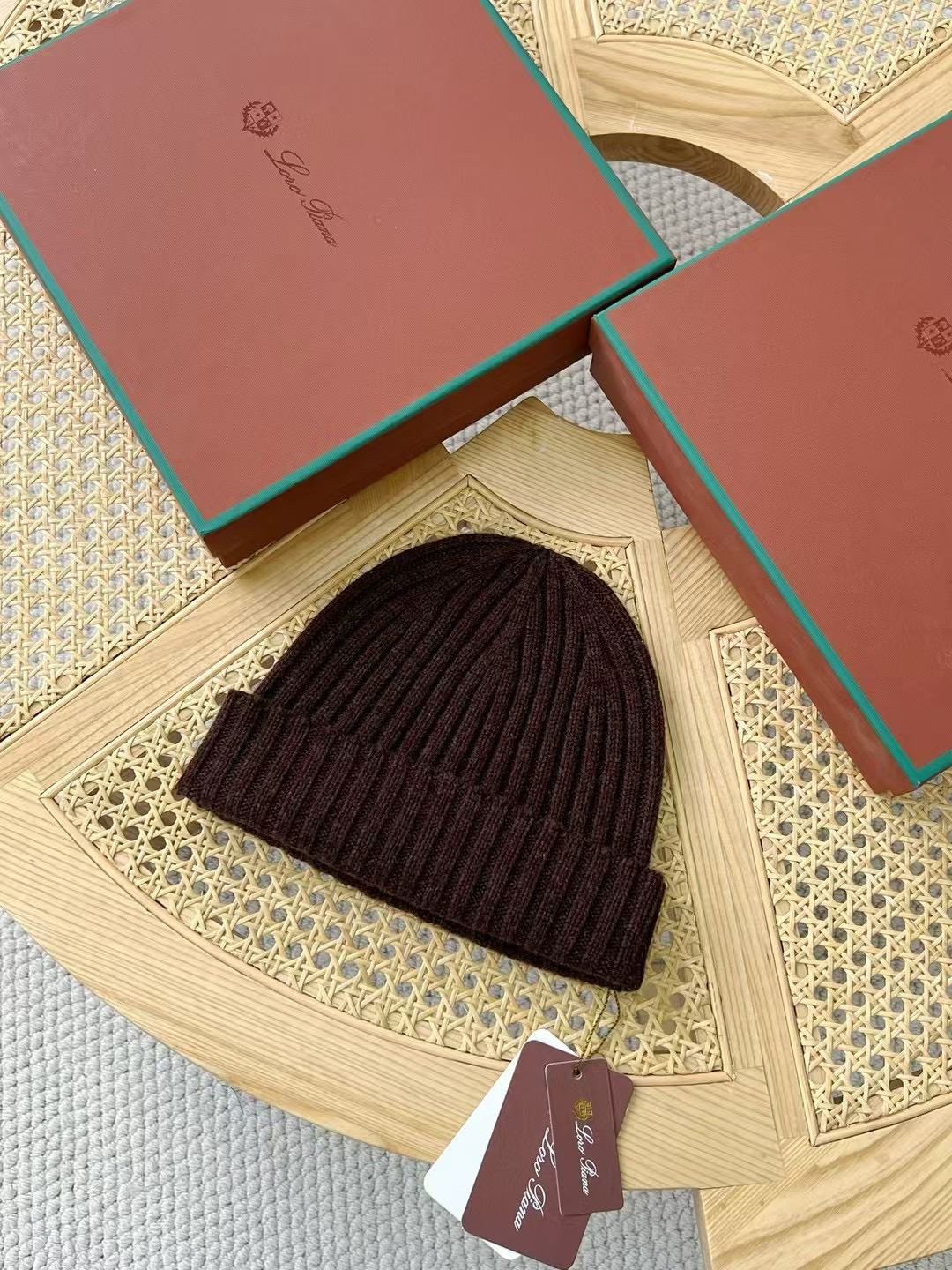 Loro Piana Ribbed Cashmere Beanie Hat - Warm, Stylish, and Comfortable 4 i1732336367 8309 0