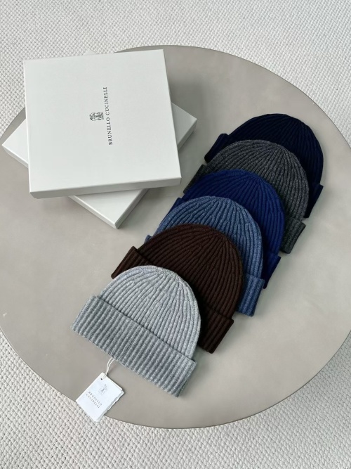 Brunello Cucinelli Bonnets en Cachemire Côtelé - Chaleur et Élégance 1 Brunello Cucinelli Bonnets en Cachemire Côtelé - Chaleur et Élégance