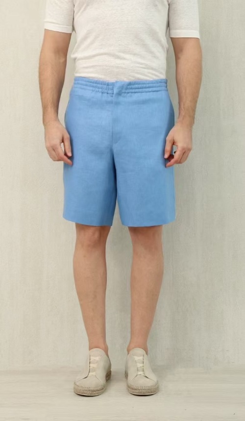 Short décontracté en lin bleu ciel Loro Piana - Confort et élégance 1 Short décontracté en lin bleu ciel Loro Piana - Confort et élégance