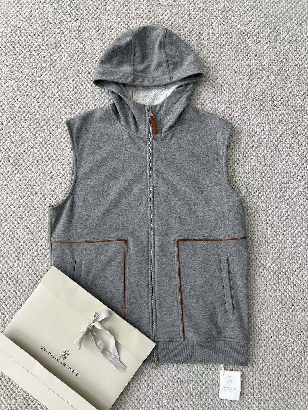 Brunello Cucinelli Gilet à Capuche Gris avec Détails en Cuir pour Femme