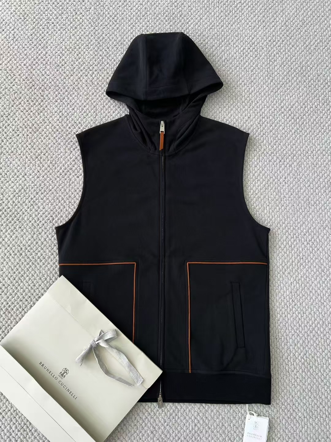 Chaleco con Capucha Brunello Cucinelli - Elegancia y Comodidad en Cada Detalle