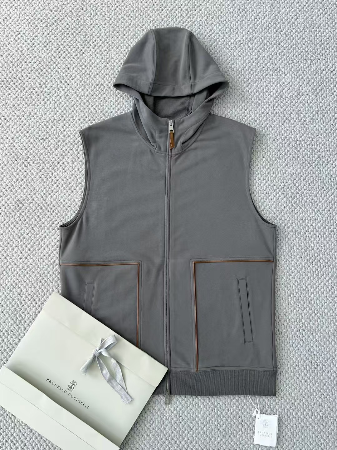 Brunello Cucinelli Mouwloze Hoodie Grijs - Stijlvol en Comfortabel