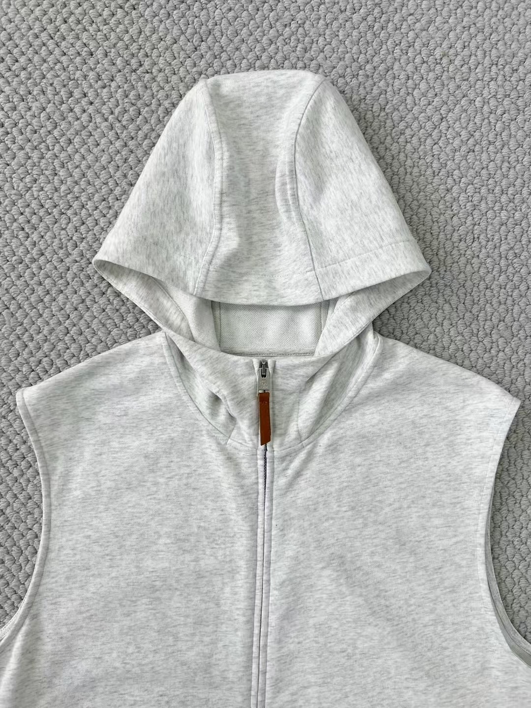 Brunello Cucinelli Sleeveless Zip-Up Hoodie Vest - Casual and Stylish 3 i1748073168265 3781 0 1
