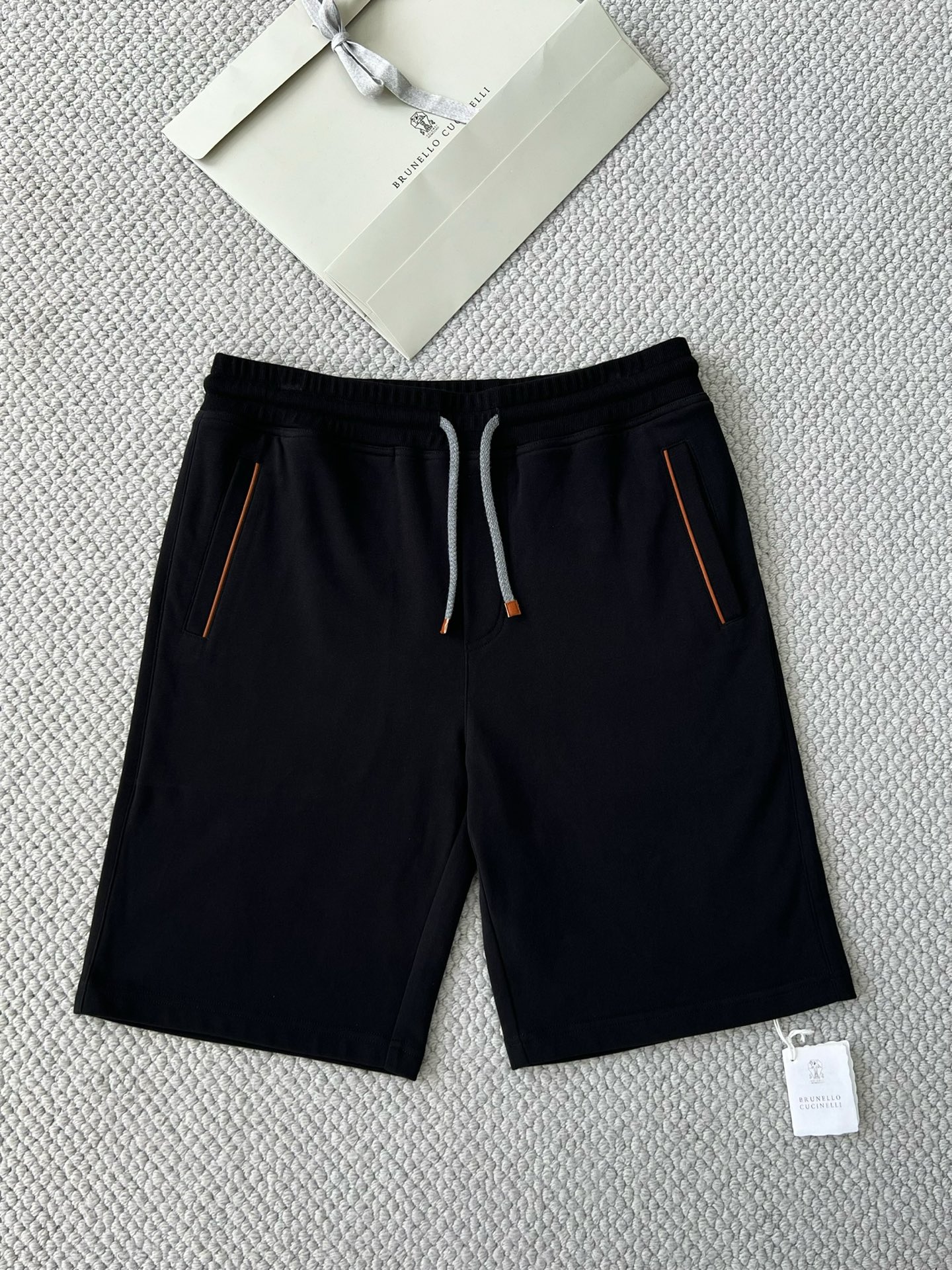 Pantalones Cortos Brunello Cucinelli Negros con Cordón Ajustable y Detalles Naranja