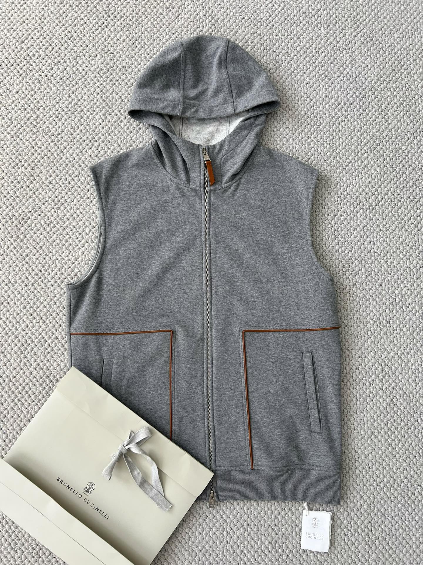 Chaleco con Capucha Brunello Cucinelli en Algodón Gris con Detalles en Cuero