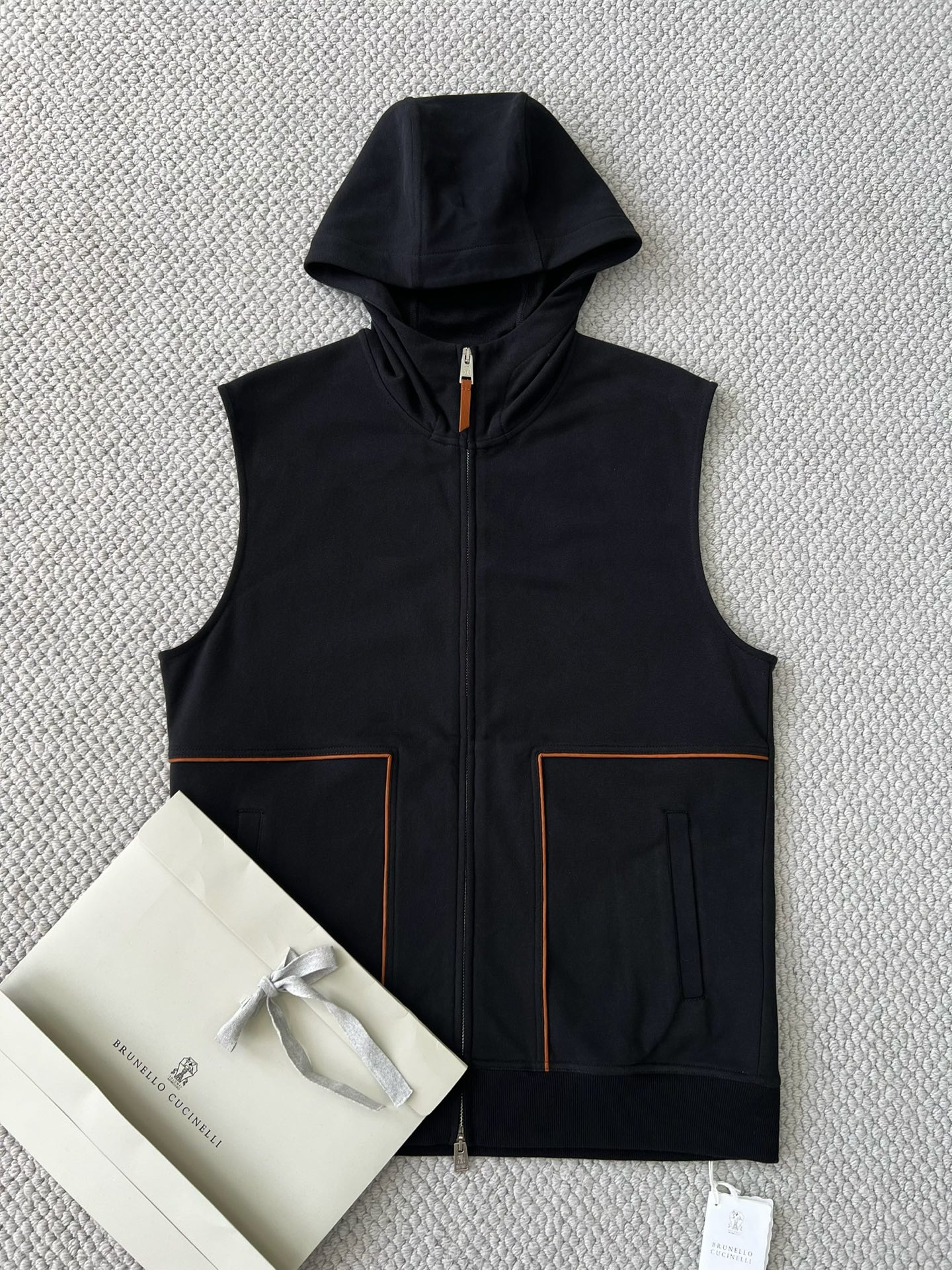 Brunello Cucinelli Gilet Zippé à Capuche en Coton Noir avec Détails Contrastés