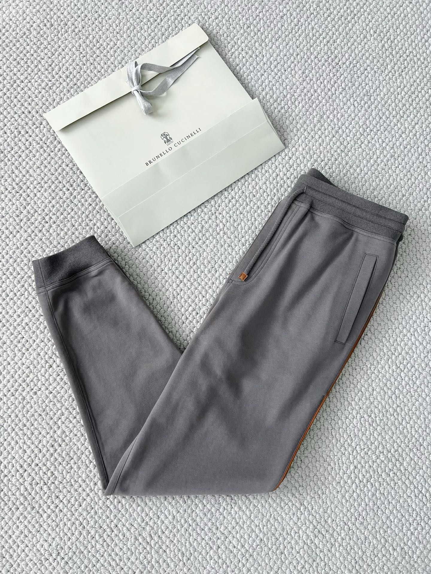 Brunello Cucinelli Grijze Joggingbroek met Trekkoord - Comfort & Stijl