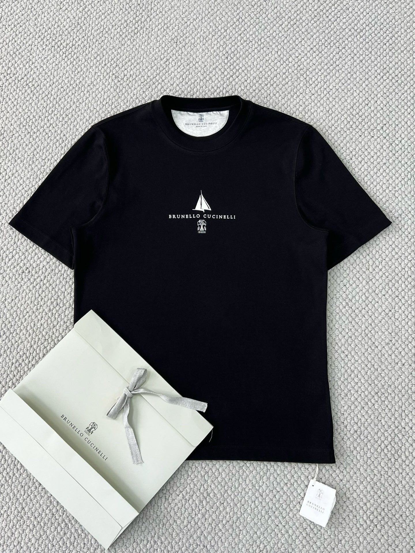 T-shirt noir Brunello Cucinelli avec logo distinctif pour un style décontracté