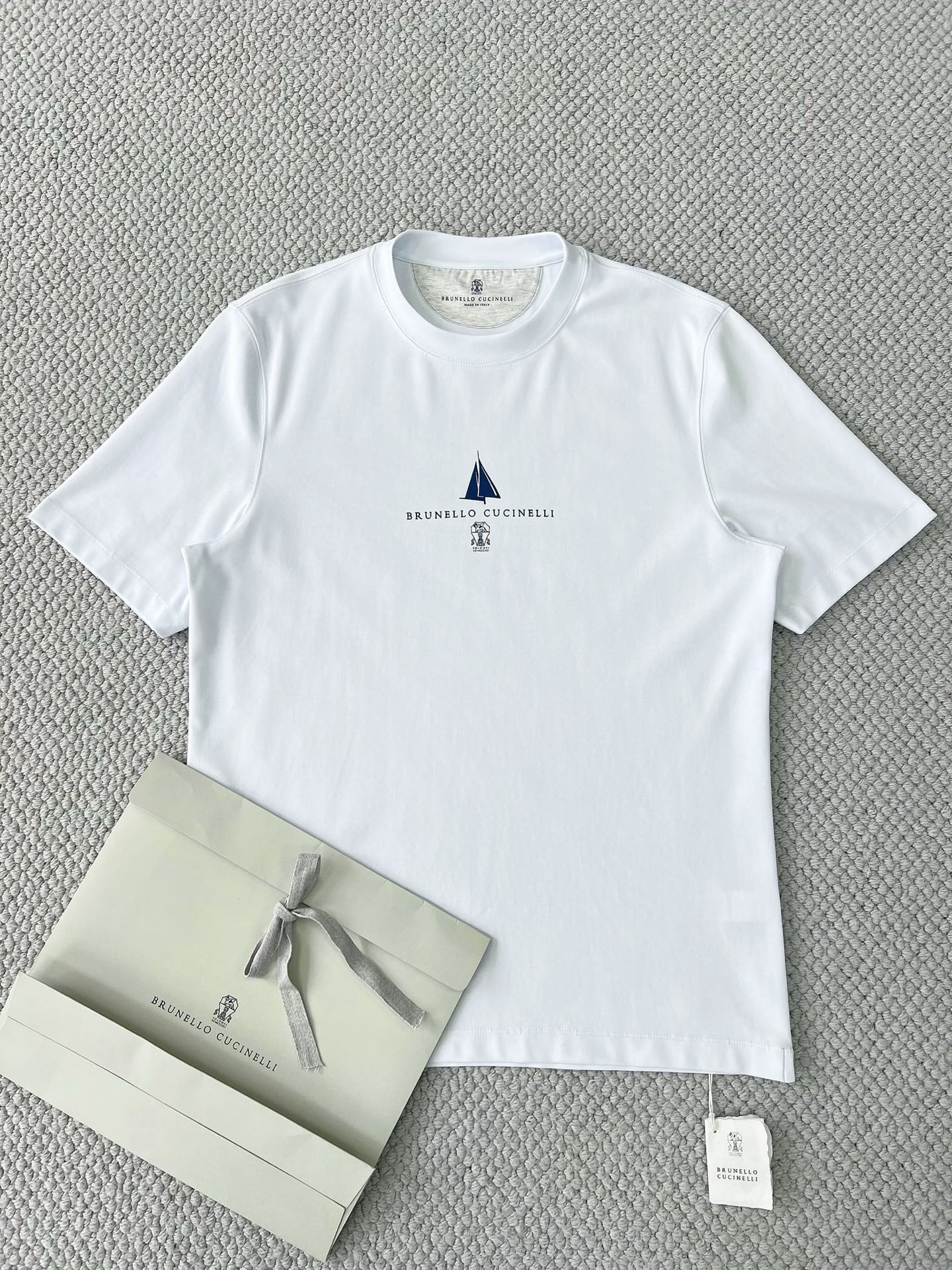 Brunello Cucinelli Wit Katoenen T-shirt met Zeilboot Logo - Luxe Casual Stijl