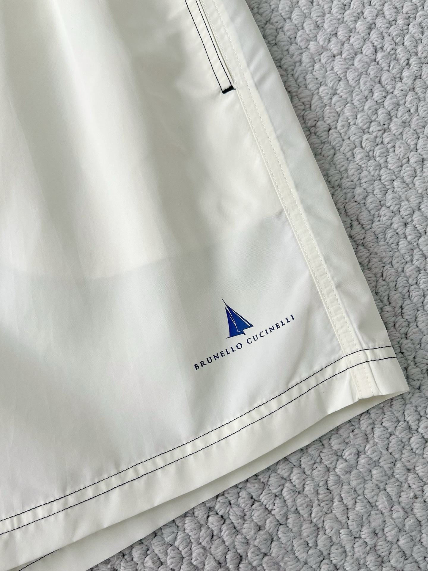 Elegantes Pantalones Cortos Brunello Cucinelli en Color Crudo para Hombre