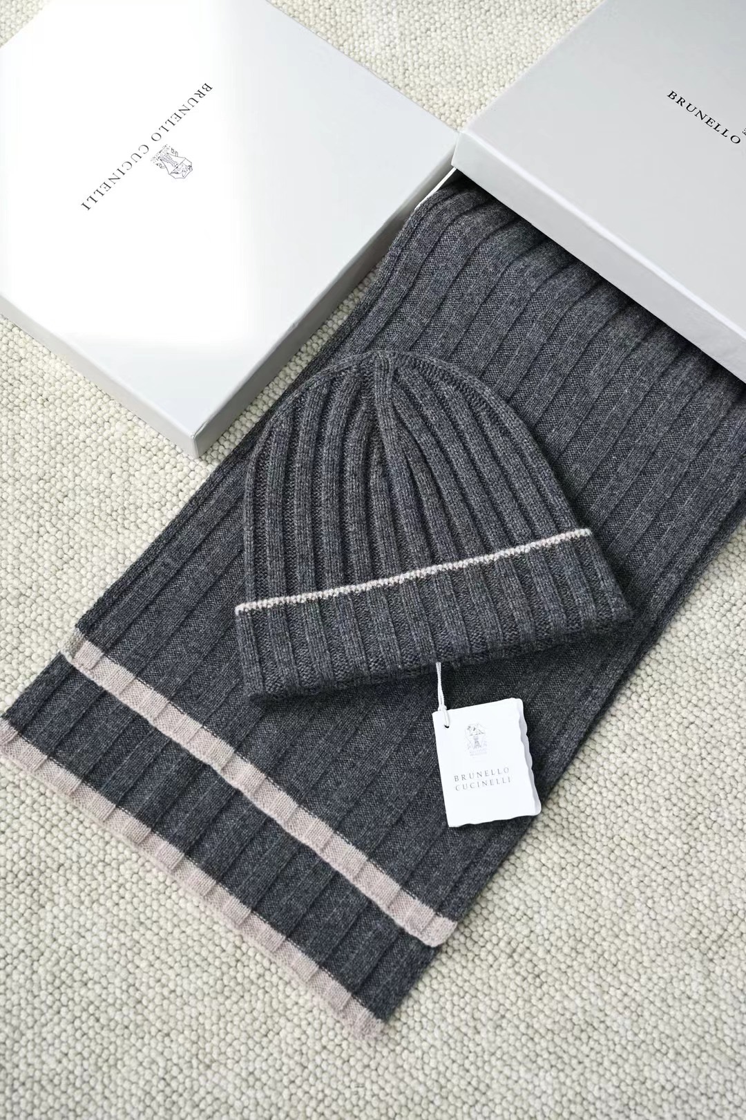 Brunello Cucinelli Luxe Set: Grijze Ribgebreide Muts & Sjaal - Warm en Stijlvol