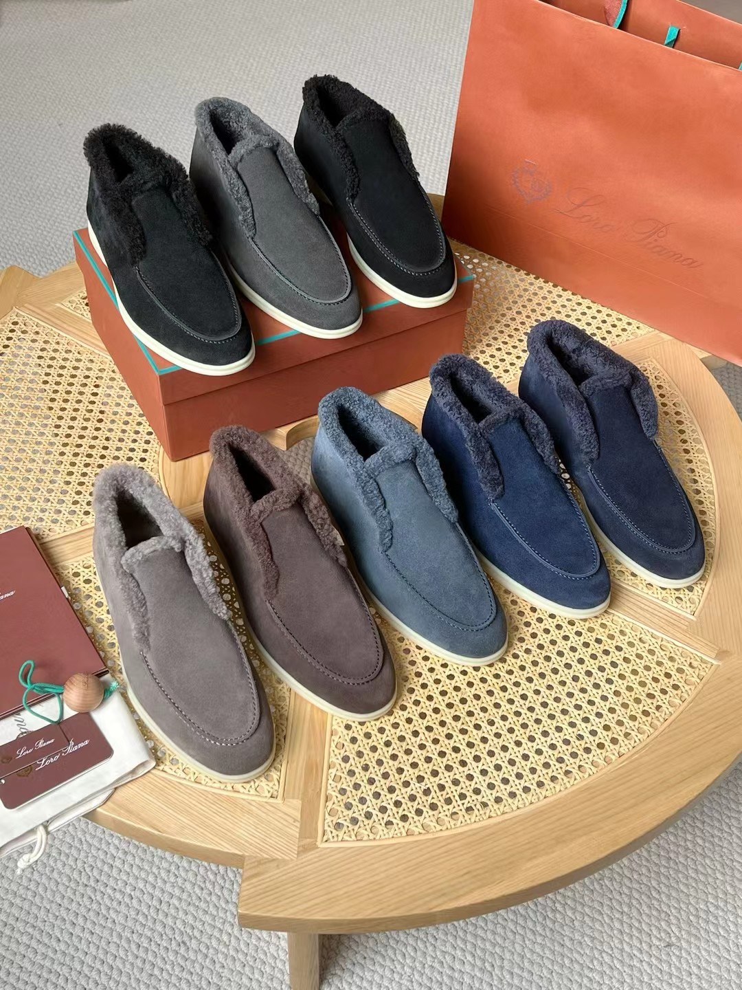 Loro Piana Mocassins d'intérieur en daim avec doublure en peau de mouton