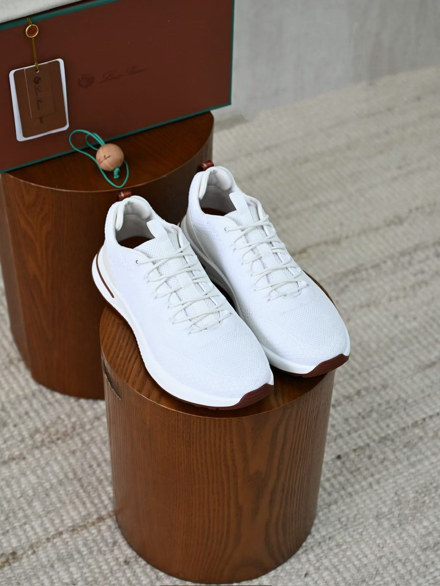 Стильные белые кроссовки Loro Piana
