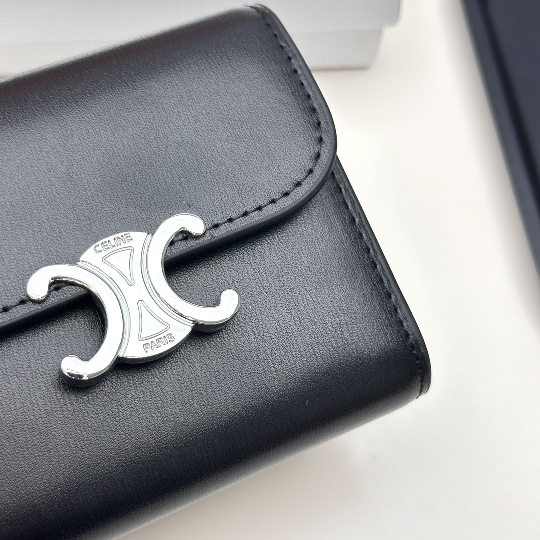 🎀品牌:Celine  7527 银扣
🎀颜色:黑色 棕色 大象灰
🎀尺寸:11*10*5
🎀说明