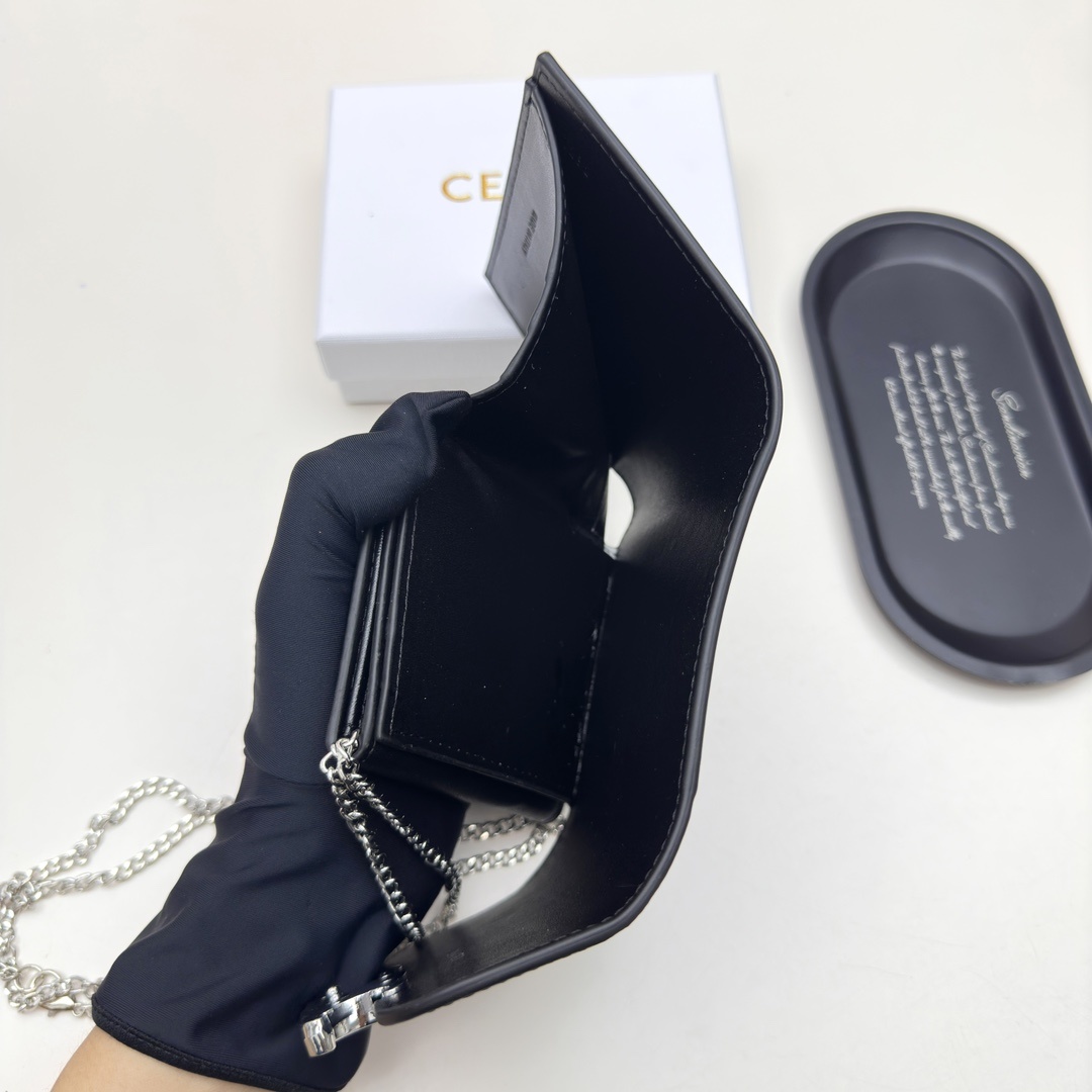 🎀品牌:Celine  7527 银扣
🎀颜色:黑色 棕色 大象灰
🎀尺寸:11*10*5
🎀说明