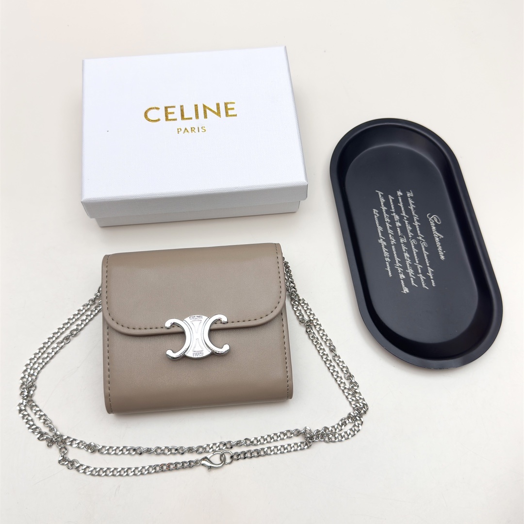 🎀品牌:Celine  7527 银扣
🎀颜色:黑色 棕色 大象灰
🎀尺寸:11*10*5
🎀说明