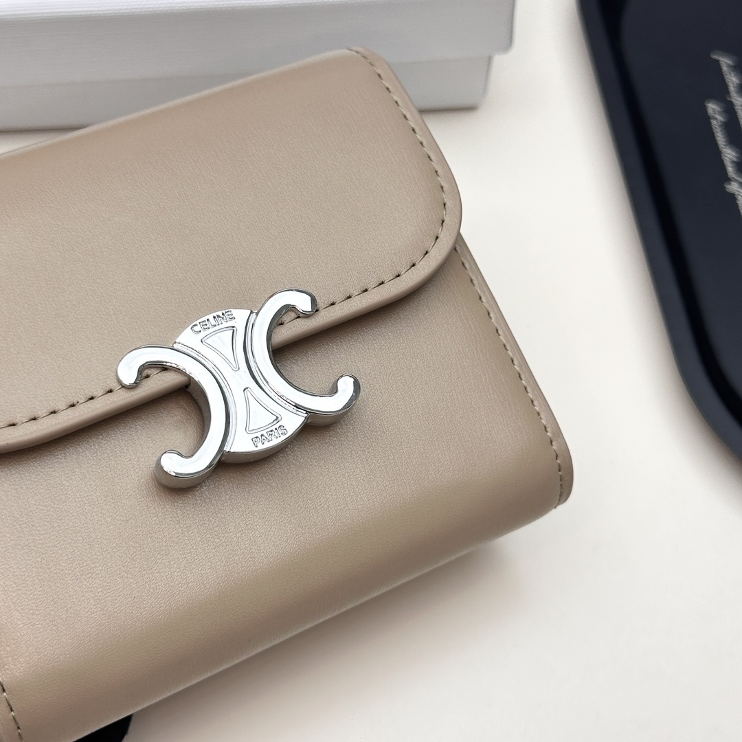 🎀品牌:Celine  7527 银扣
🎀颜色:黑色 棕色 大象灰
🎀尺寸:11*10*5
🎀说明