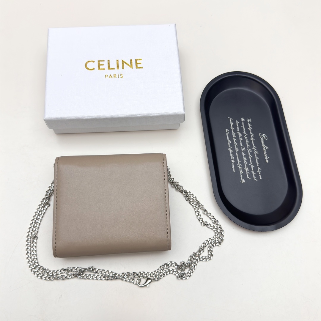 🎀品牌:Celine  7527 银扣
🎀颜色:黑色 棕色 大象灰
🎀尺寸:11*10*5
🎀说明