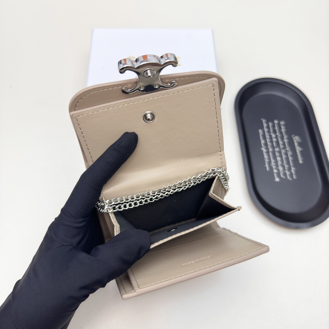 🎀品牌:Celine  7527 银扣
🎀颜色:黑色 棕色 大象灰
🎀尺寸:11*10*5
🎀说明