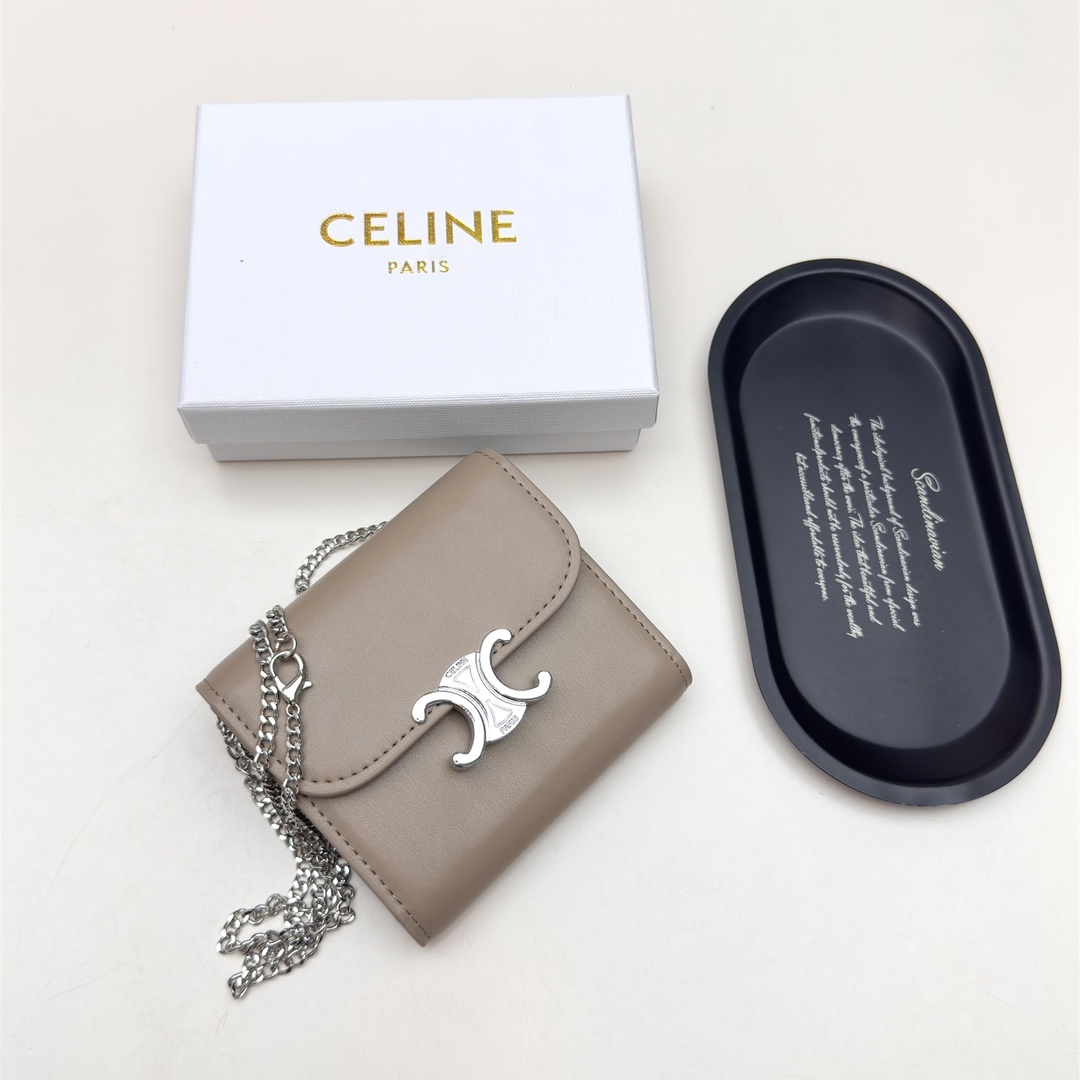🎀品牌:Celine  7527 银扣
🎀颜色:黑色 棕色 大象灰
🎀尺寸:11*10*5
🎀说明