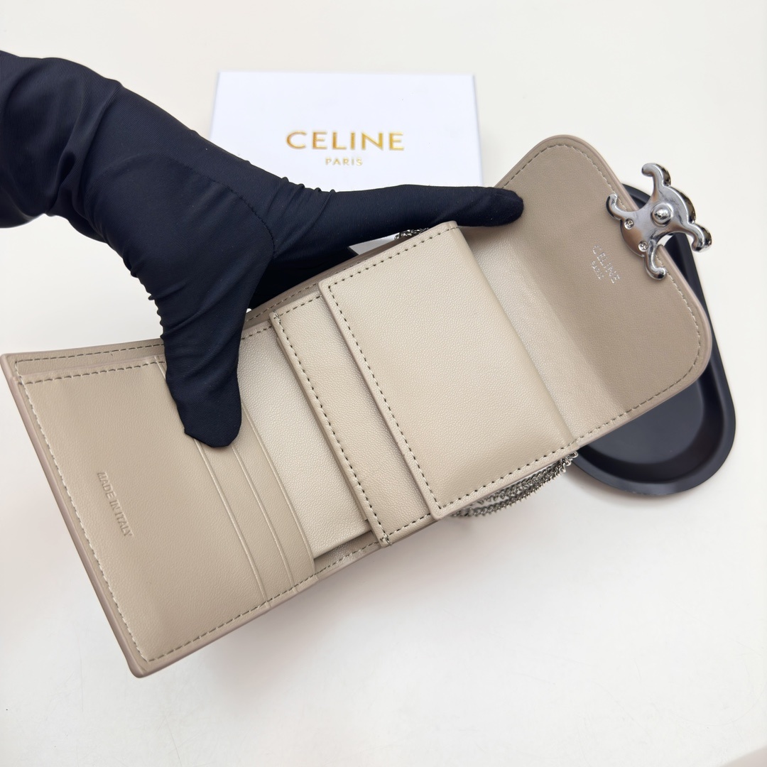 🎀品牌:Celine  7527 银扣
🎀颜色:黑色 棕色 大象灰
🎀尺寸:11*10*5
🎀说明