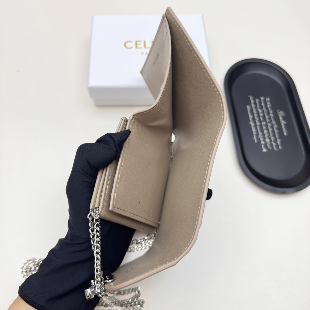 🎀品牌:Celine  7527 银扣
🎀颜色:黑色 棕色 大象灰
🎀尺寸:11*10*5
🎀说明