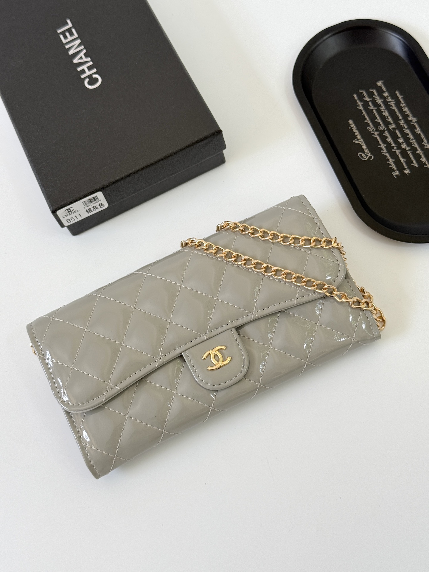 🎀品牌：香奈儿 B511🎀颜色： 黑色 白色 枣红 银灰🎀尺寸： 19*10.5*3.5🎀说明:  香奈