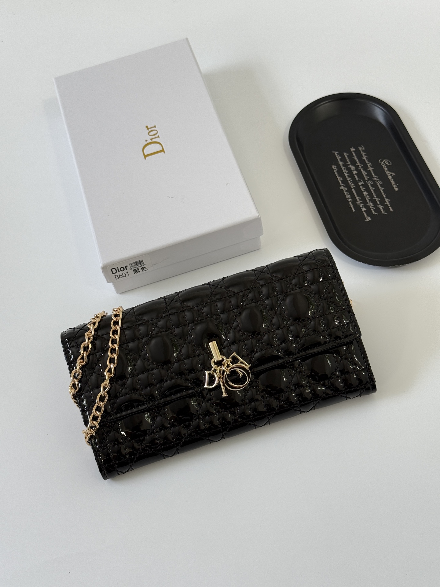 🎀品牌：Dior 601🎀颜色： 黑色 白色 枣红 银灰🎀尺寸： 19*10.5*3.5🎀说明:  Di