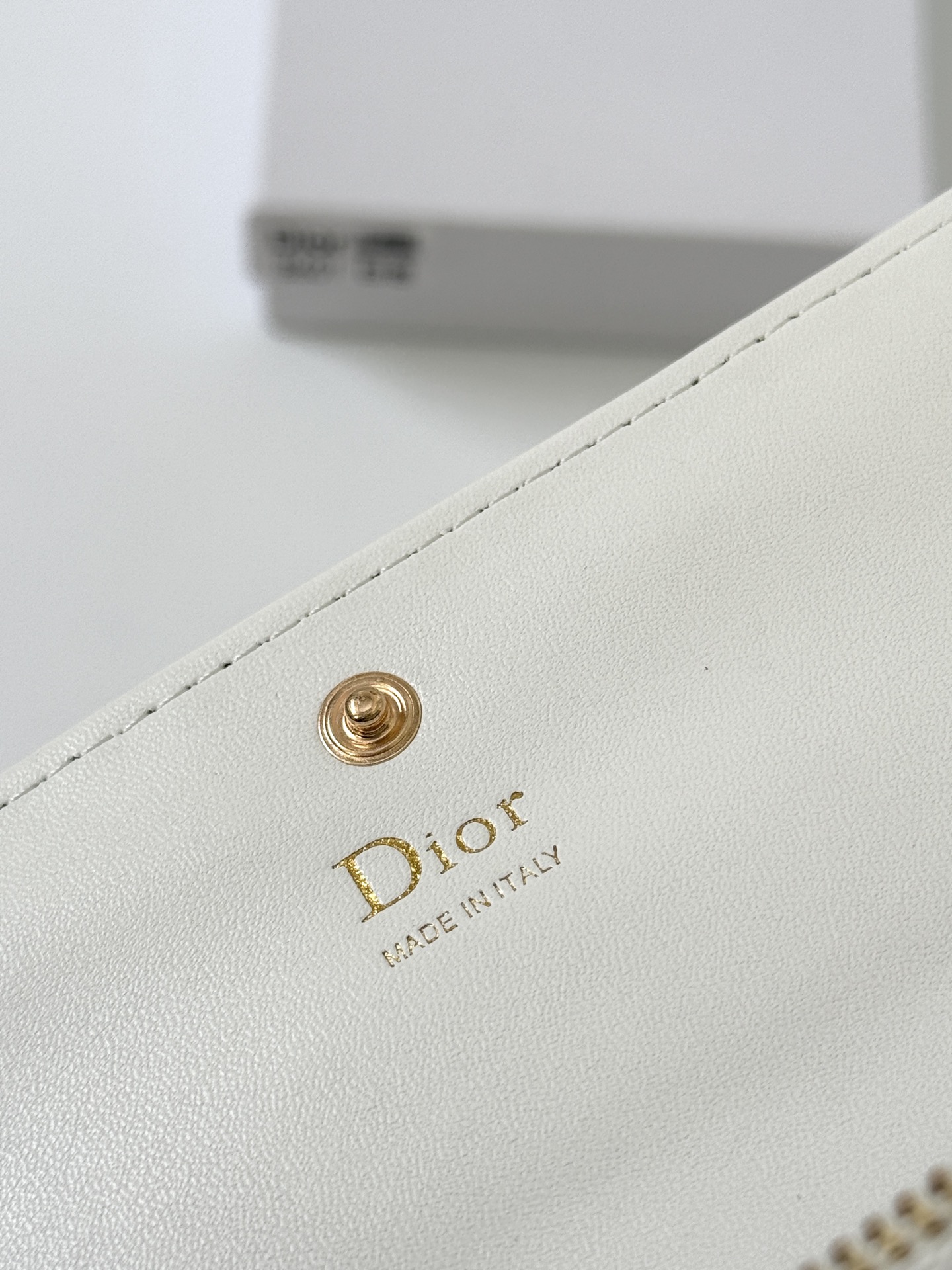 🎀品牌：Dior 601🎀颜色： 黑色 白色 枣红 银灰🎀尺寸： 19*10.5*3.5🎀说明:  Di