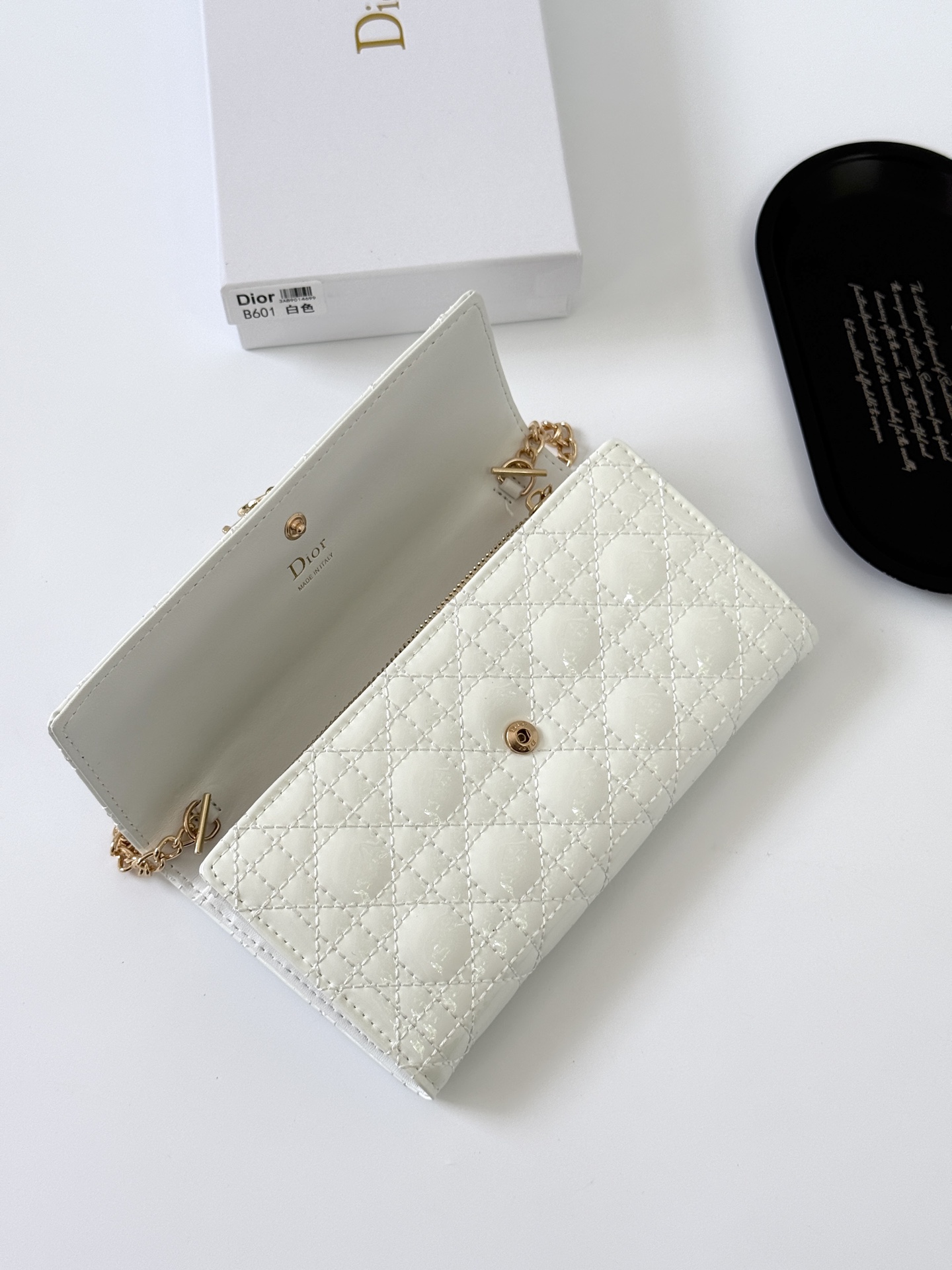 🎀品牌：Dior 601🎀颜色： 黑色 白色 枣红 银灰🎀尺寸： 19*10.5*3.5🎀说明:  Di