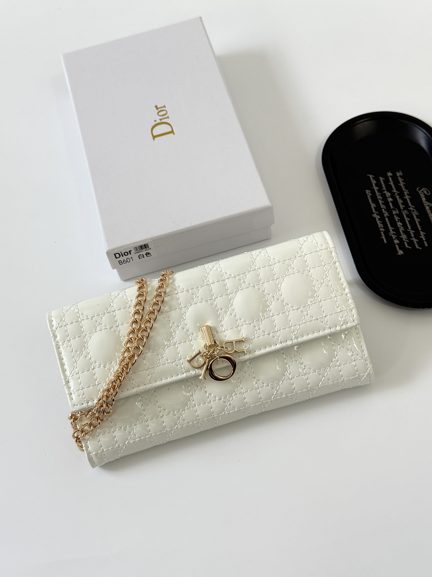 🎀品牌：Dior 601🎀颜色： 黑色 白色 枣红 银灰🎀尺寸： 19*10.5*3.5🎀说明:  Di