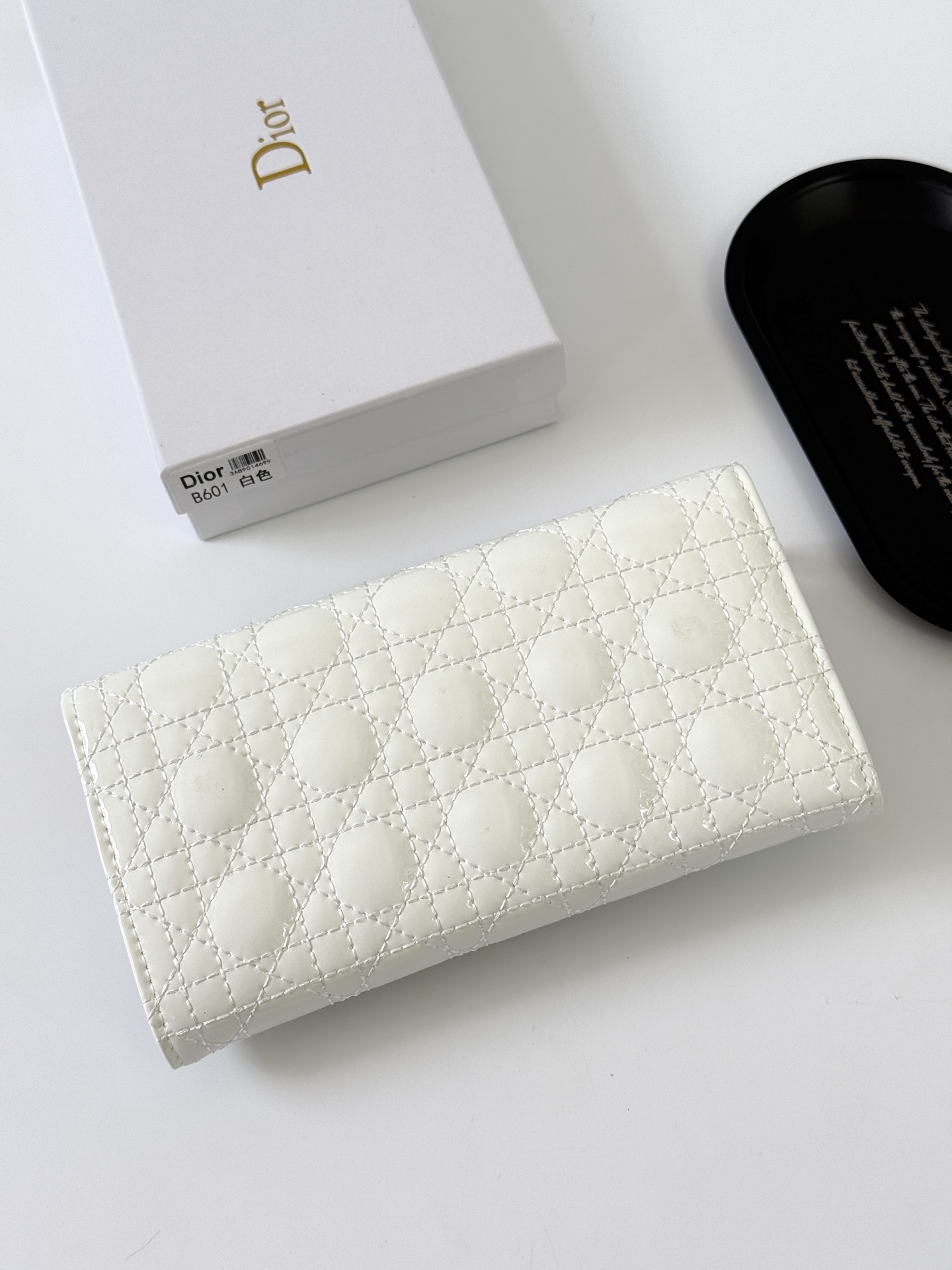 🎀品牌：Dior 601🎀颜色： 黑色 白色 枣红 银灰🎀尺寸： 19*10.5*3.5🎀说明:  Di