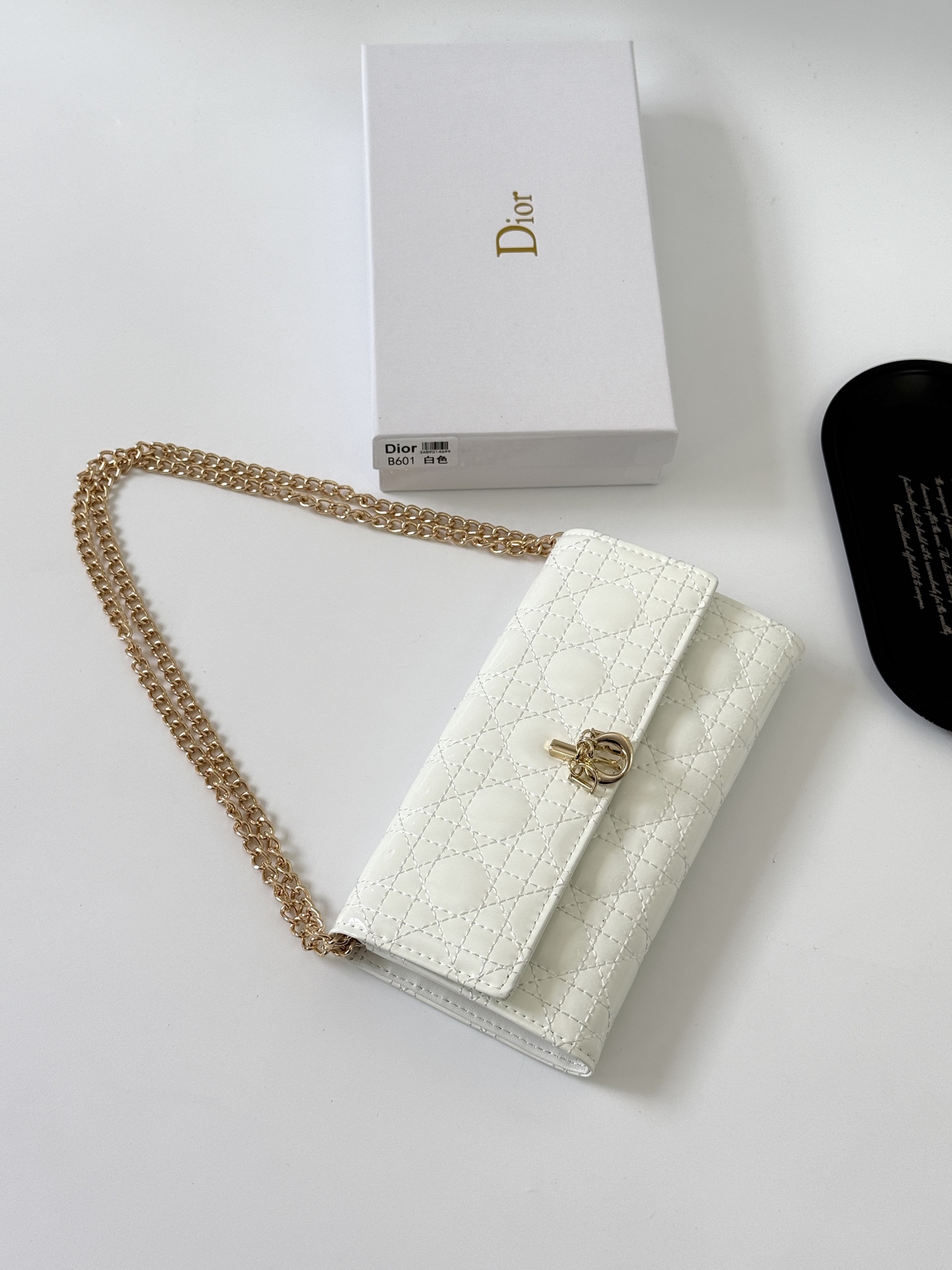 🎀品牌：Dior 601🎀颜色： 黑色 白色 枣红 银灰🎀尺寸： 19*10.5*3.5🎀说明:  Di