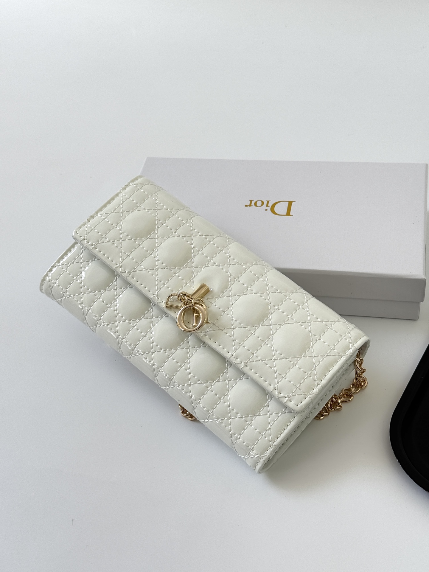 🎀品牌：Dior 601🎀颜色： 黑色 白色 枣红 银灰🎀尺寸： 19*10.5*3.5🎀说明:  Di