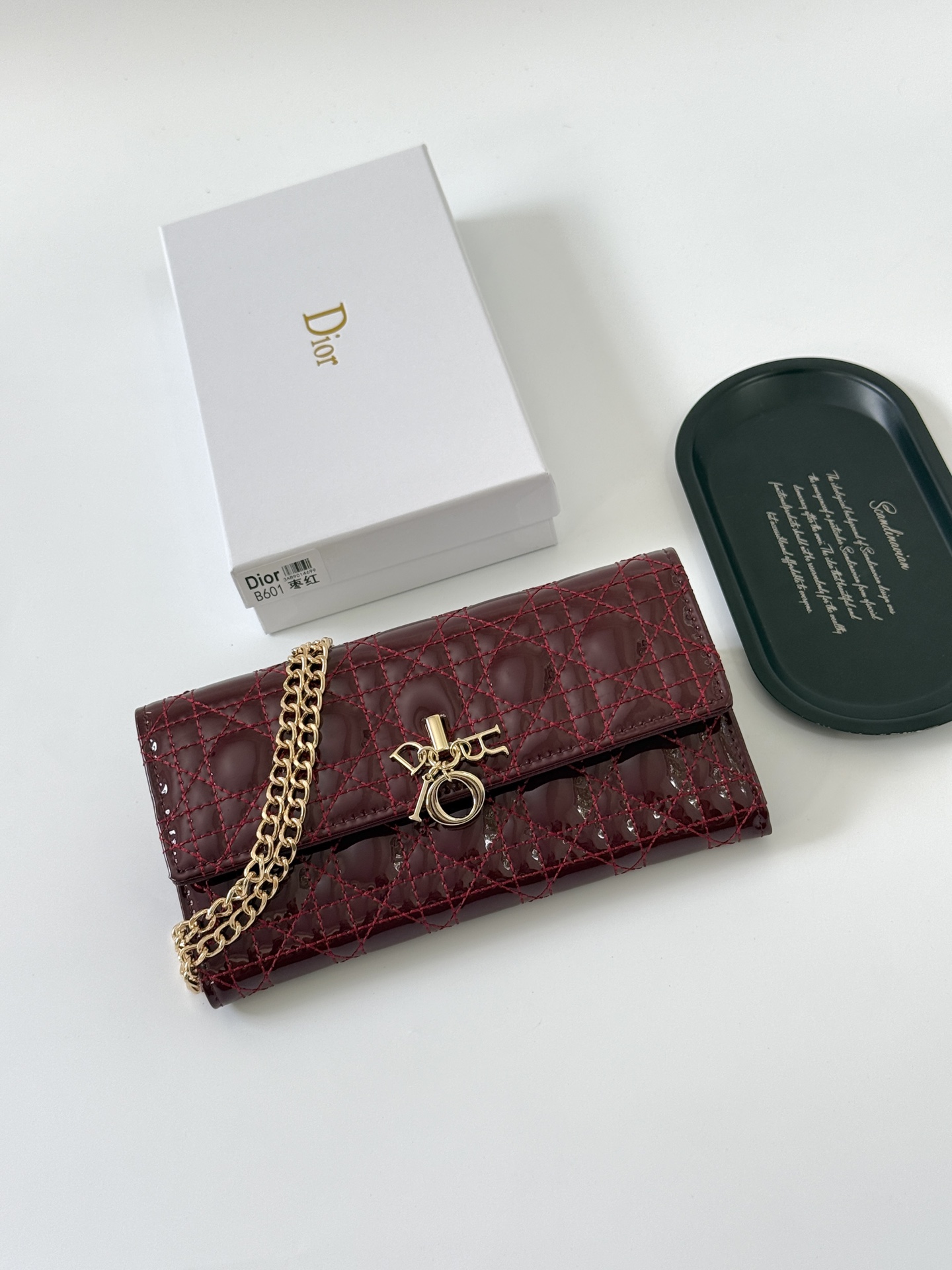 🎀品牌：Dior 601🎀颜色： 黑色 白色 枣红 银灰🎀尺寸： 19*10.5*3.5🎀说明:  Di