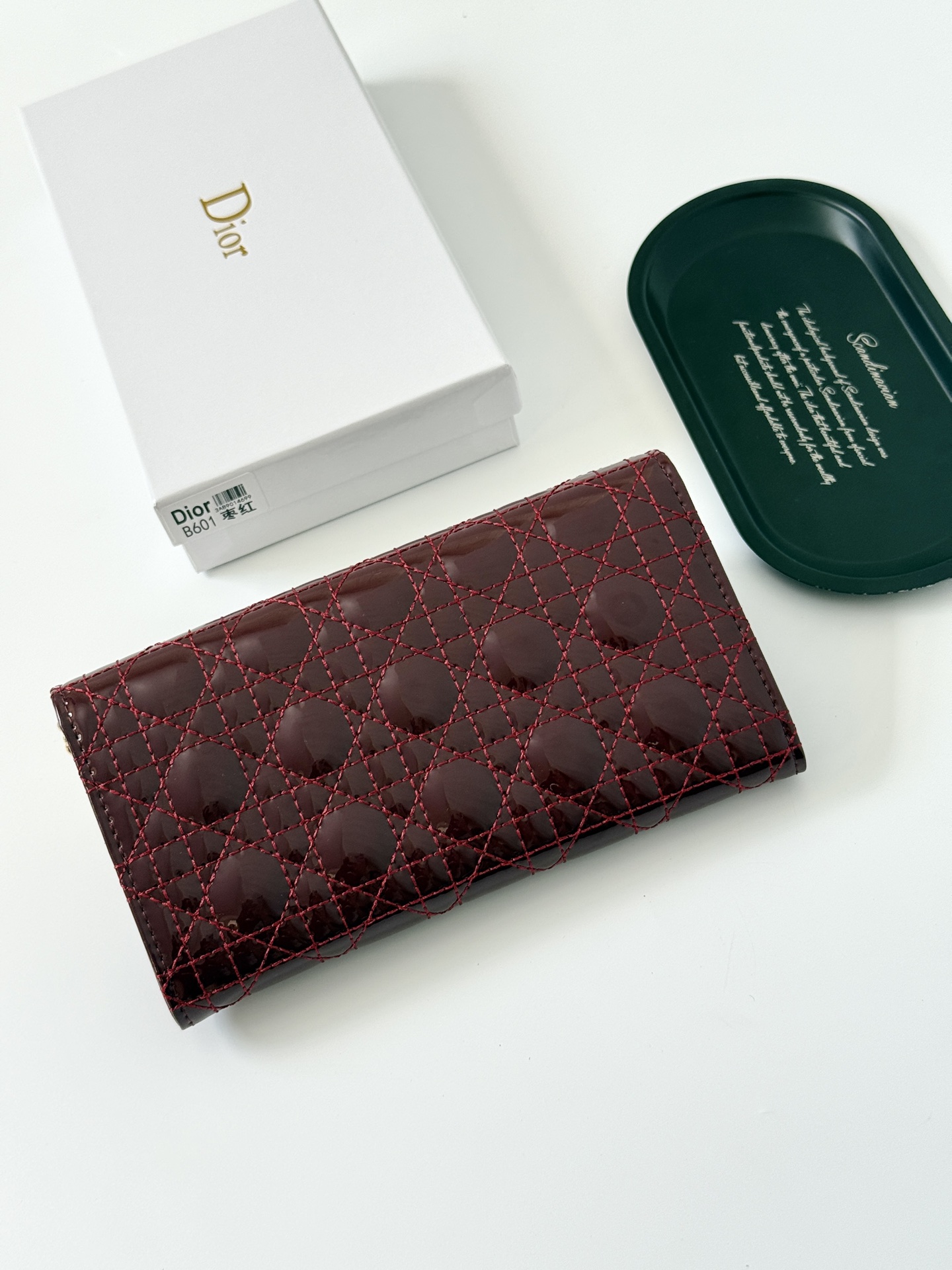 🎀品牌：Dior 601🎀颜色： 黑色 白色 枣红 银灰🎀尺寸： 19*10.5*3.5🎀说明:  Di