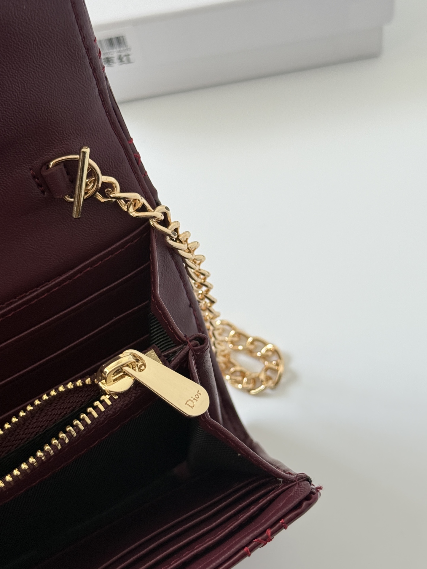 🎀品牌：Dior 601🎀颜色： 黑色 白色 枣红 银灰🎀尺寸： 19*10.5*3.5🎀说明:  Di