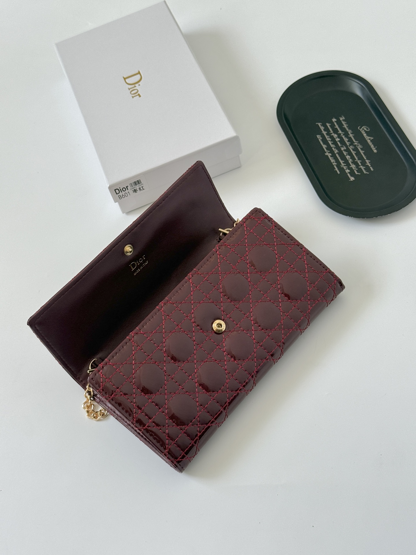 🎀品牌：Dior 601🎀颜色： 黑色 白色 枣红 银灰🎀尺寸： 19*10.5*3.5🎀说明:  Di