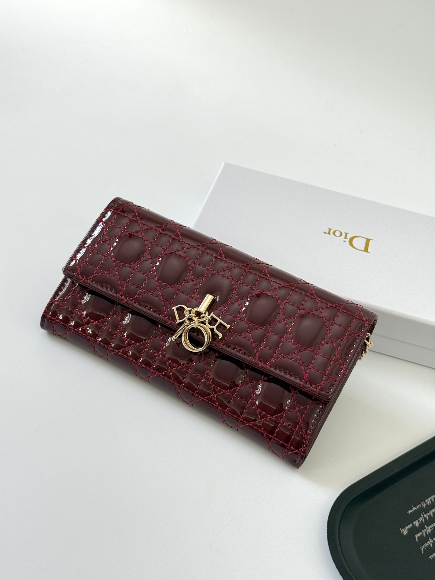 🎀品牌：Dior 601🎀颜色： 黑色 白色 枣红 银灰🎀尺寸： 19*10.5*3.5🎀说明:  Di