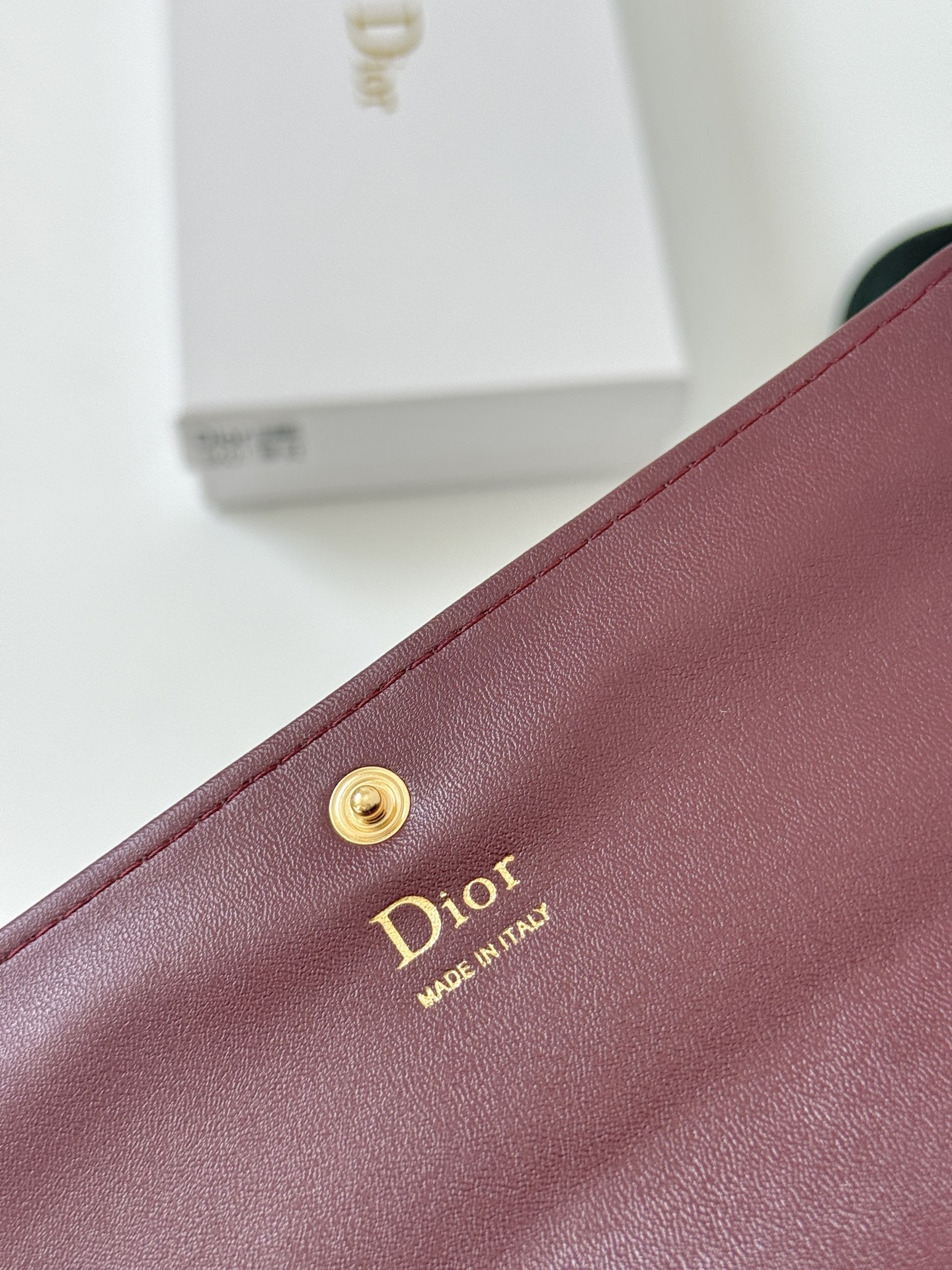 🎀品牌：Dior 601🎀颜色： 黑色 白色 枣红 银灰🎀尺寸： 19*10.5*3.5🎀说明:  Di