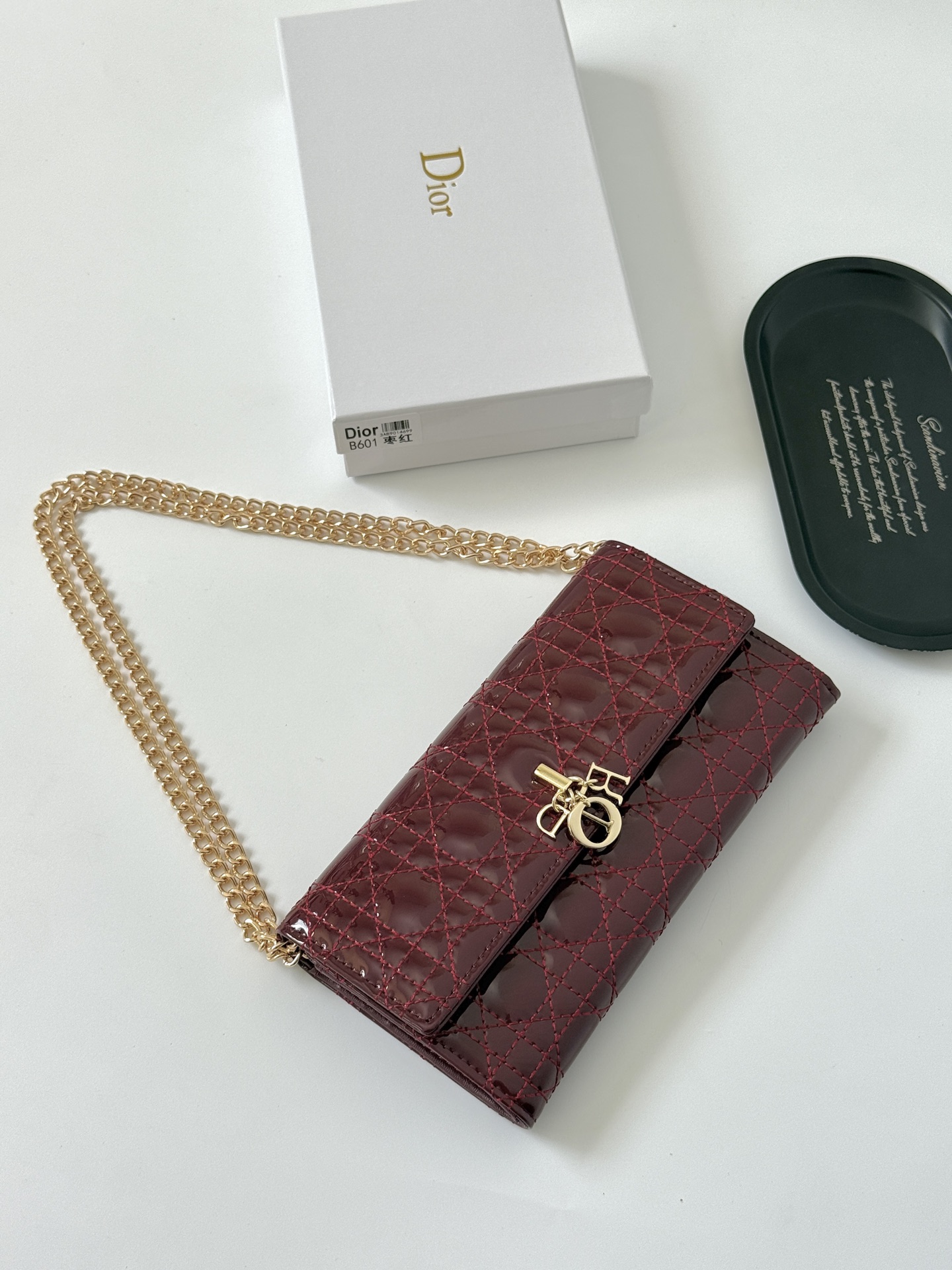 🎀品牌：Dior 601🎀颜色： 黑色 白色 枣红 银灰🎀尺寸： 19*10.5*3.5🎀说明:  Di